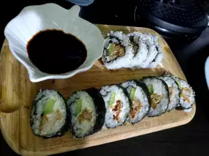 Sushi con filetes de pollo