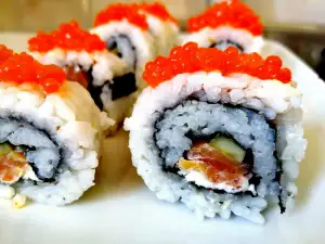 Sushi invertido con huevas de salmón