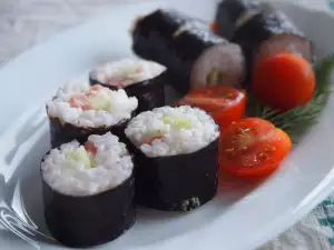 Sushi con salmón, pepino y queso crema