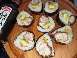 Sushi de pollo crujiente con aguacate