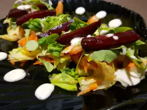 Ensalada fresca con remolacha y aliño de hierbas