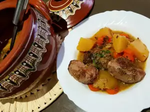 Carrilleras de cerdo con verduras en cazuela de barro