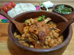 Cazuela con codillo de cerdo y alubias