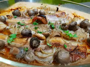 Panceta de cerdo al horno con cebolla y champiñones