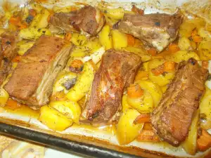 Costillas de cerdo con patatas y zanahorias al horno