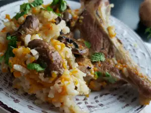 Costillas con champiñones y arroz al horno