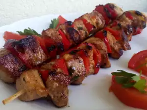 Brochetas de cerdo adobado a la parrilla