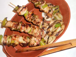 Brochetas de cerdo con bacon, cebolla y pimientos