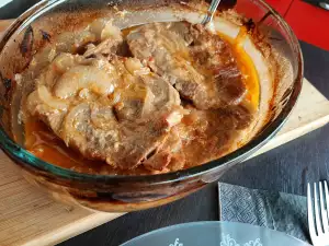 Filetes de aguja de cerdo en cacerola de vidrio