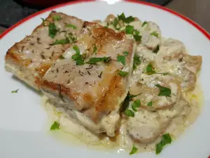 Chuletas de cerdo en salsa de nata y champiñones