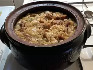 Cerdo con chucrut en olla de barro