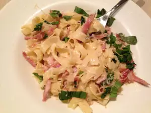 Tagliatelle con bacon, nata y parmesano