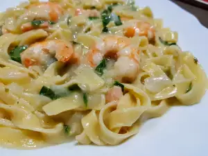 Tagliatelle con gambas y salmón