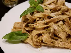 Tagliatelle integrales con pesto y parmesano