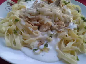 Tagliatelle con pollo y salsa de nata