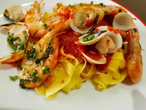 Tagliatelle con Mariscos y Salsa de Tomate