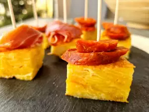 Tapas de tortilla de patata con jamón y chorizo