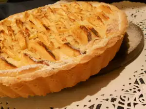 Tarta con crema de leche y manzanas