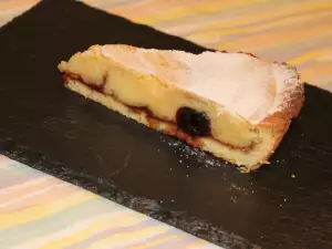 Tarta de frutas con crema pastelera y guindas