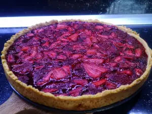 Tarta de fresas con base de masa quebrada