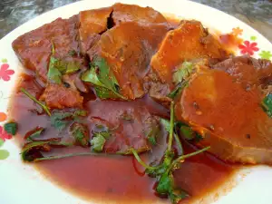 Lengua cocida con salsa de tomate aromática