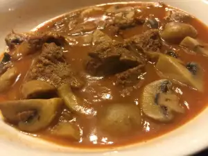 Goulash fácil de ternera con champiñones