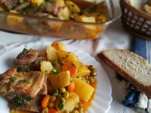 Costillas de ternera con patatas y guisantes