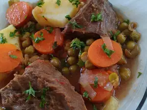 Ternera con guisantes, patatas y zanahorias a la cazuela