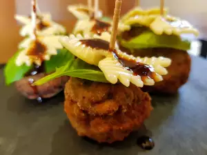 Bocaditos festivos con albóndigas, farfalle y salsa teriyaki