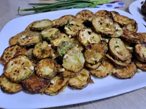 Calabacines fritos con salsa de yogur y mayonesa