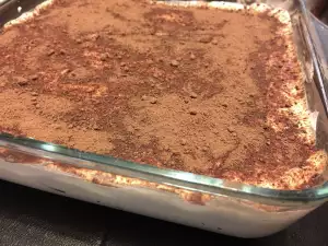 Delicioso tiramisú con queso crema y crema agria