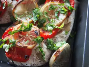 Carpa asada con tomate y cebolla