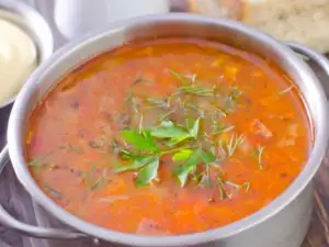 Sopa de tomate con zanahorias y fideos