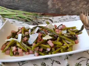 Ensalada templada de primavera con esparragos y jamón york