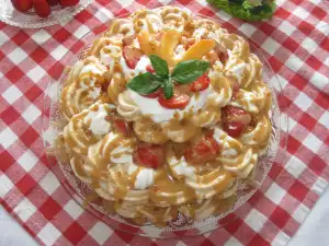 Tarta de merengue con nata, crocanti y fruta