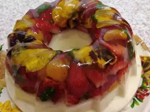 Pastel de gelatina con flores comestibles y frutas