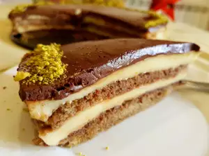 Pastel con crema de vainilla y chocolate