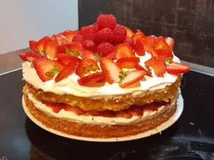 Pastel de frambuesas y fresas