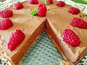 Tarta con mousse de chocolate y frambuesas