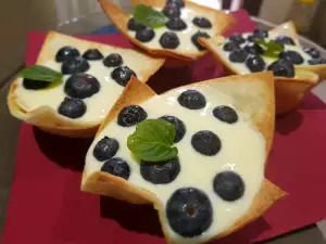 Canastas de tortilla de trigo con crema y arándanos