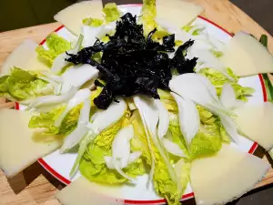 Ensalada verde con setas trompeta de la muerte