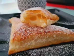 Triángulos de hojaldre con crema de vainilla