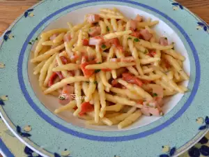 Pasta Trofie con pimientos asados, jamón york y gorgonzola