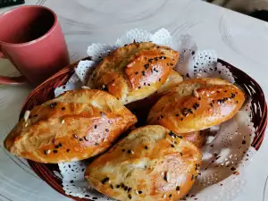 Panecillos turcos rellenos de queso (Pogaça)