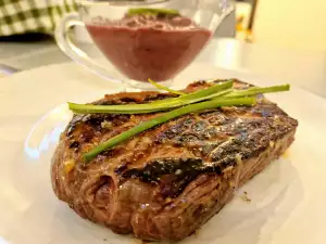 Entrecot de ternera con salsa de cebolla roja y vino