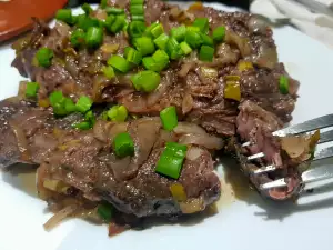 Medallones de ternera con cebolleta y vino