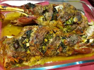 Cordero de Pascua asado con relleno de espinacas