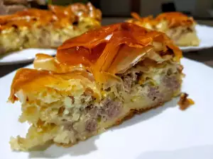 Pastel de masa filo con carne picada y queso blanco