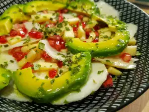 Ensalada nutritiva con granada y aguacate