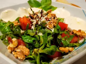 Ensalada verde con nueces, mozzarella y queso azul